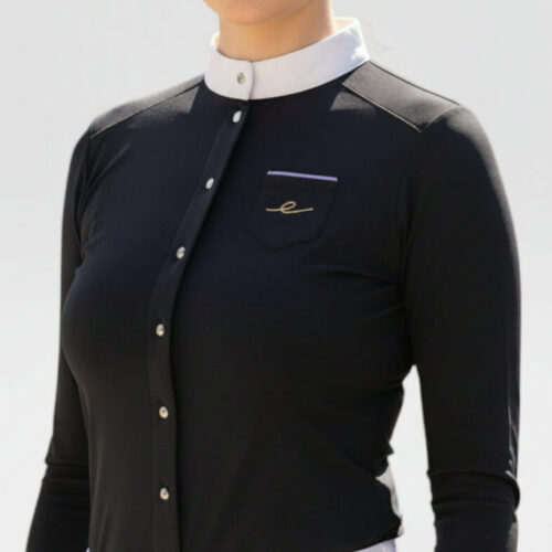 Polo de concours Coralie Noir pour femme portée avec un pantalon d'équitation blanc