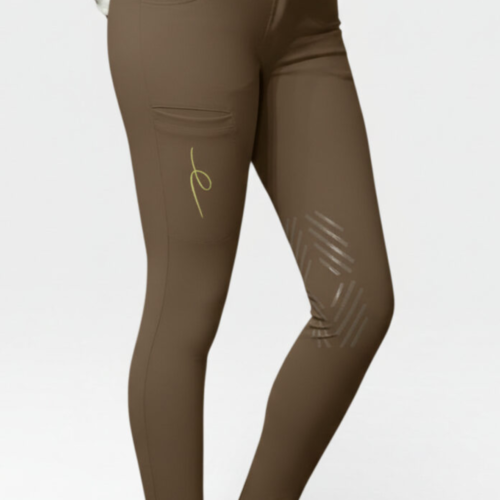 Pantalon d'équitation Justine Marron Glacé pour femme portée avec un polo de concours blanc